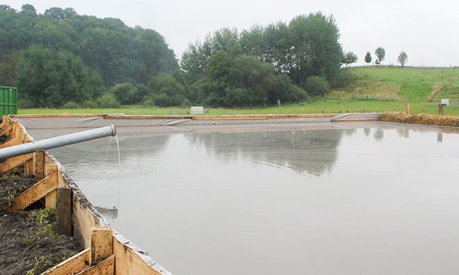 Einleitung des Schlamm-Wasser-Gemisches in das Filterbecken Einleitung in das Filterbecken